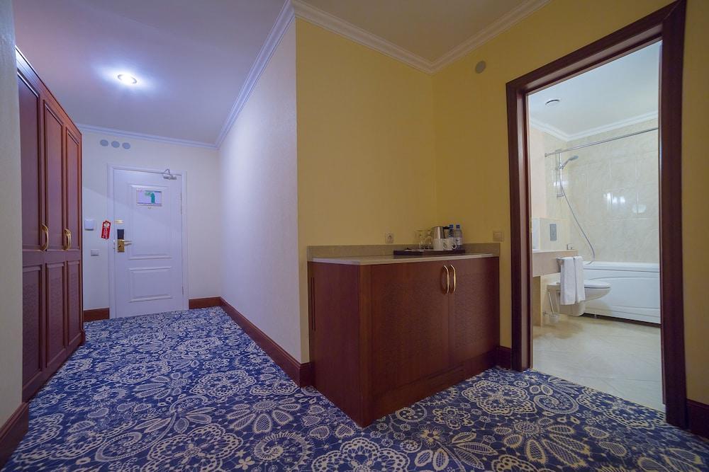 Ramada By Wyndham Almaty Hotel Exterior foto