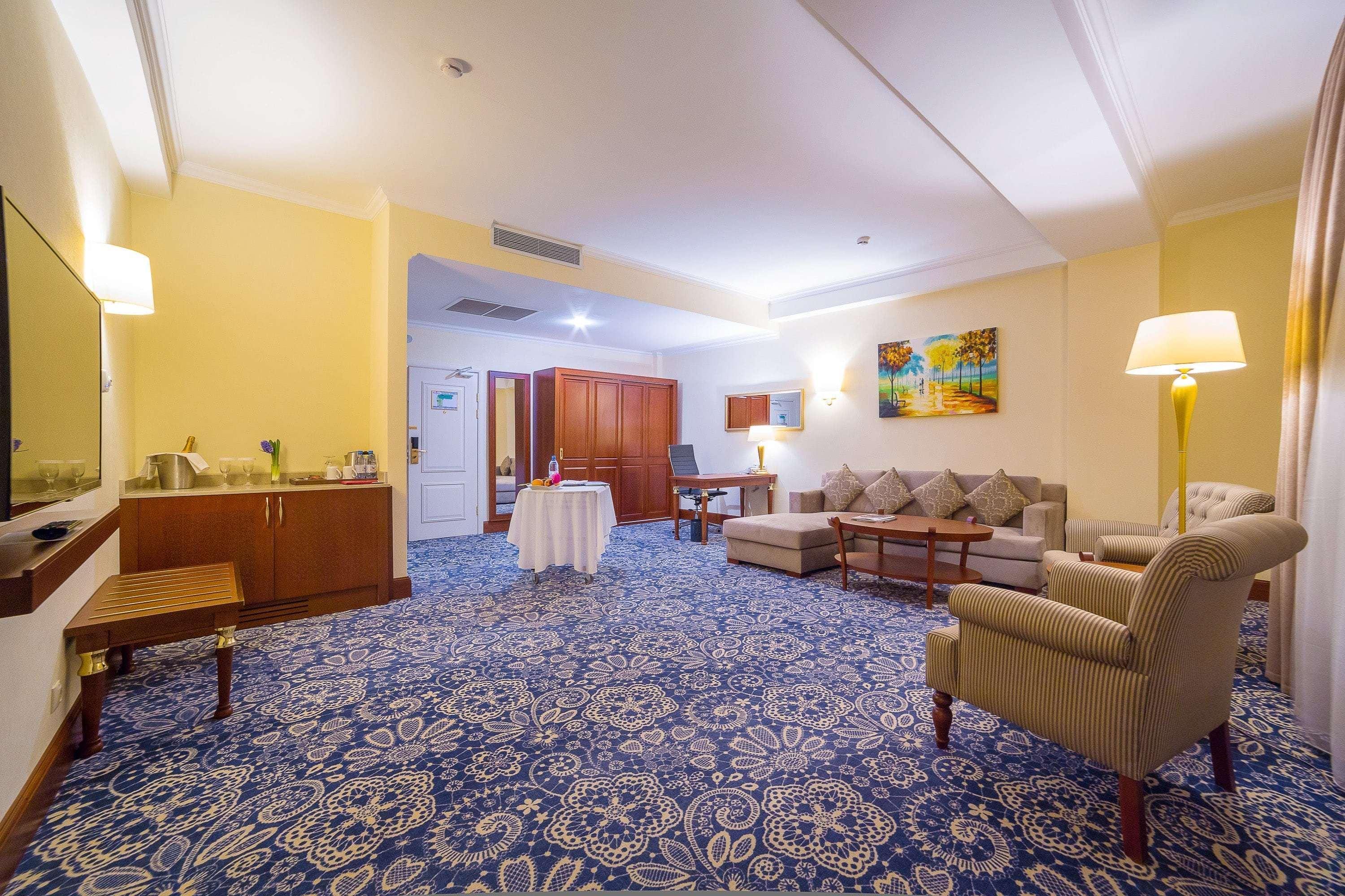 Ramada By Wyndham Almaty Hotel Exterior foto