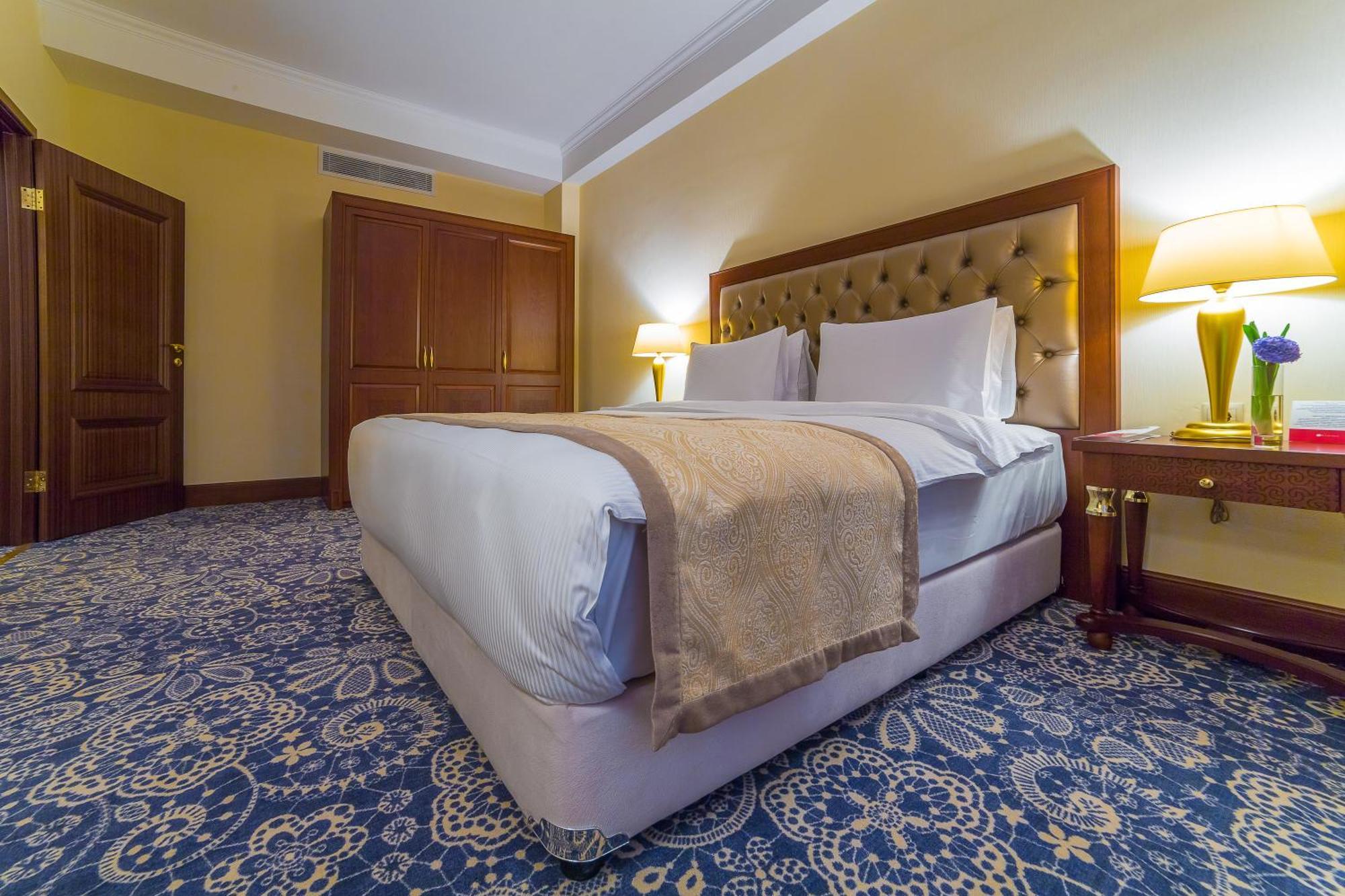 Ramada By Wyndham Almaty Hotel Exterior foto