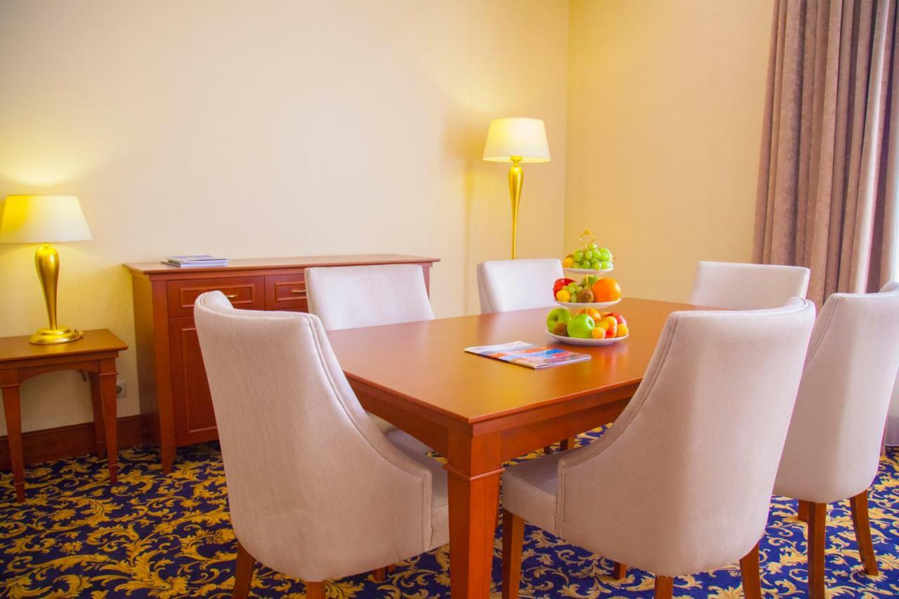 Ramada By Wyndham Almaty Hotel Exterior foto